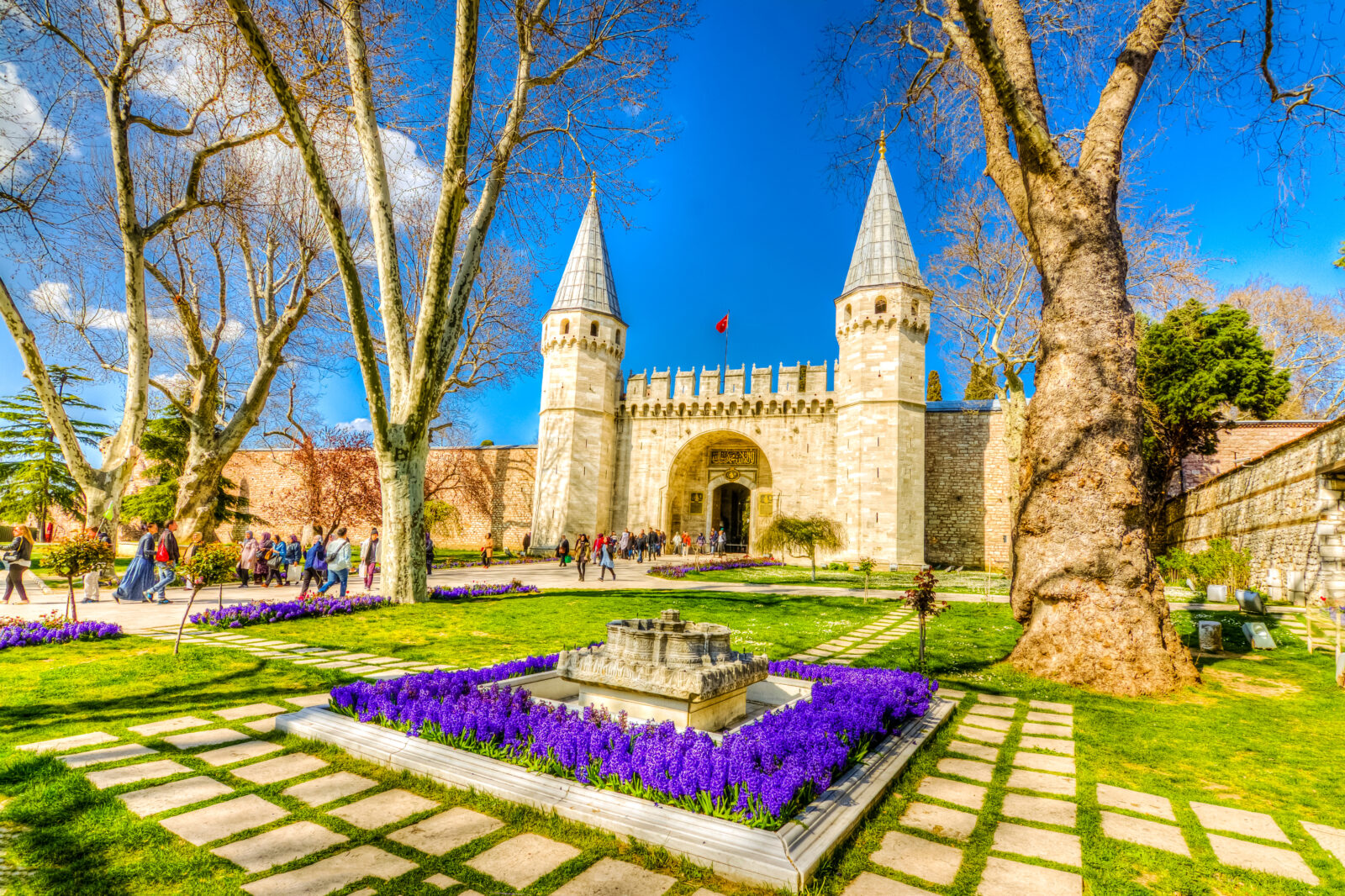 A view of the Gate of Salutation at Topkapi Palace in Istanbul, Türkiye, featuring its twin towers and grand entrance.