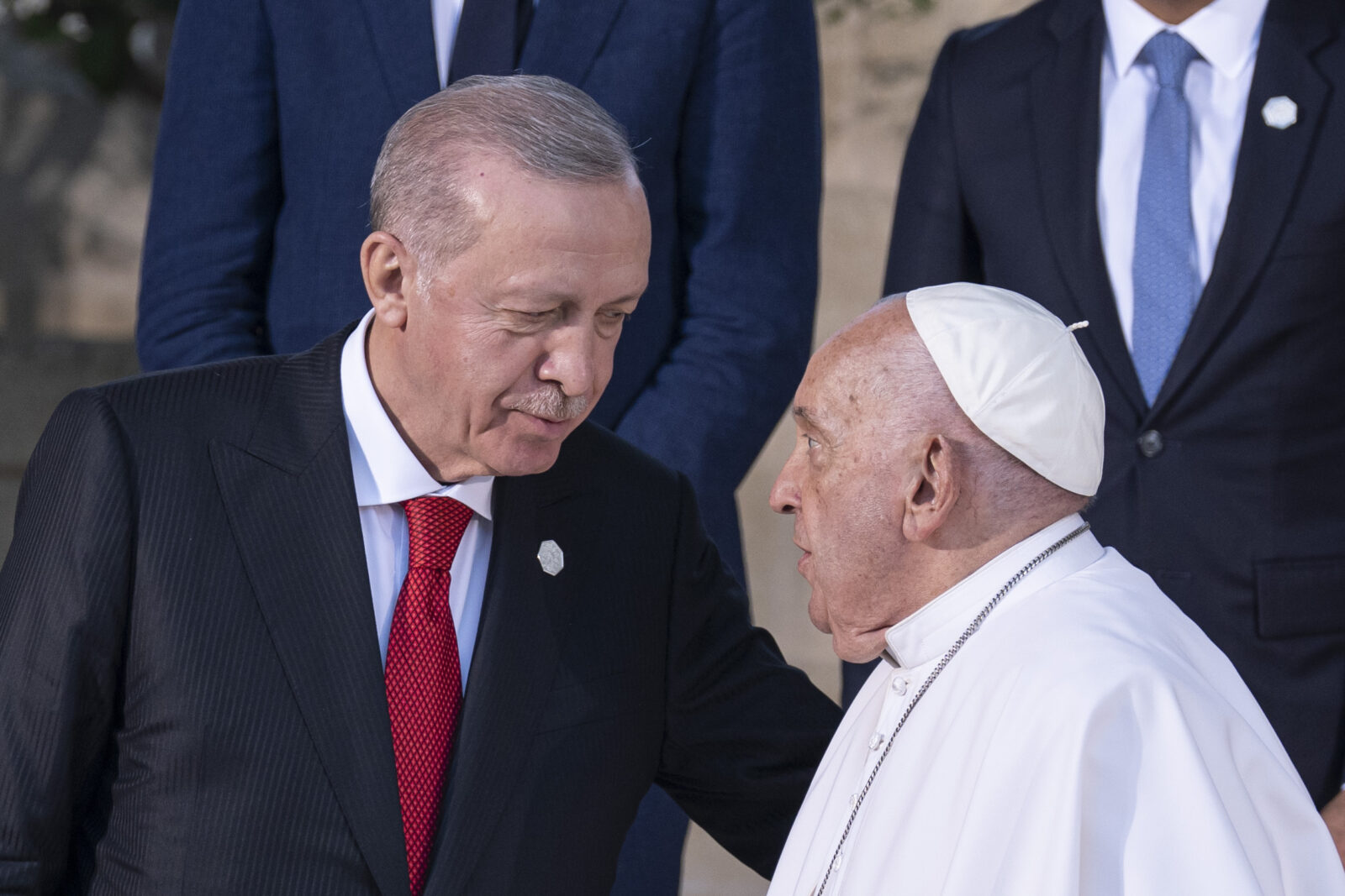 President Recep Tayyip Erdogan (L) speaks with Pope Francis