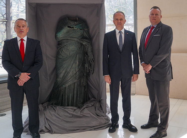 Turkish and US officials pose w