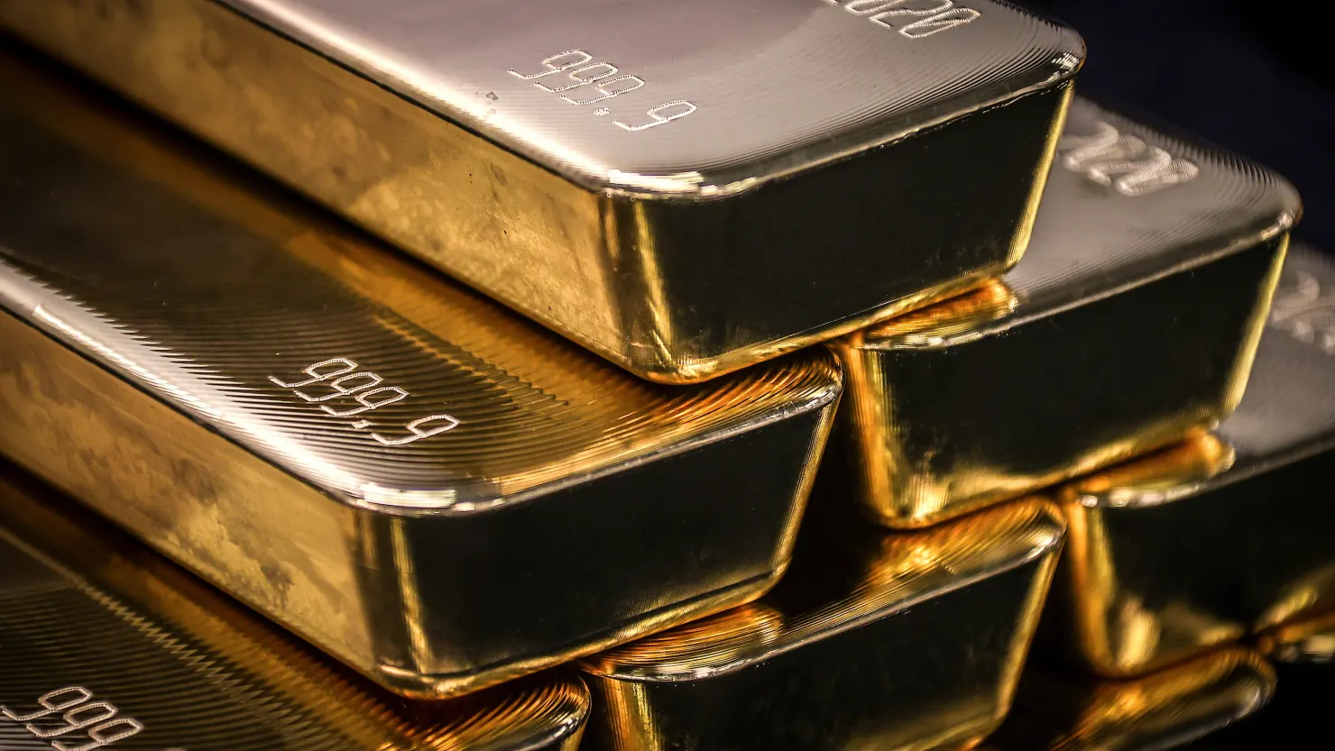 Spot gold kicks off 2025 with substantial soar, global financial forecasts new record