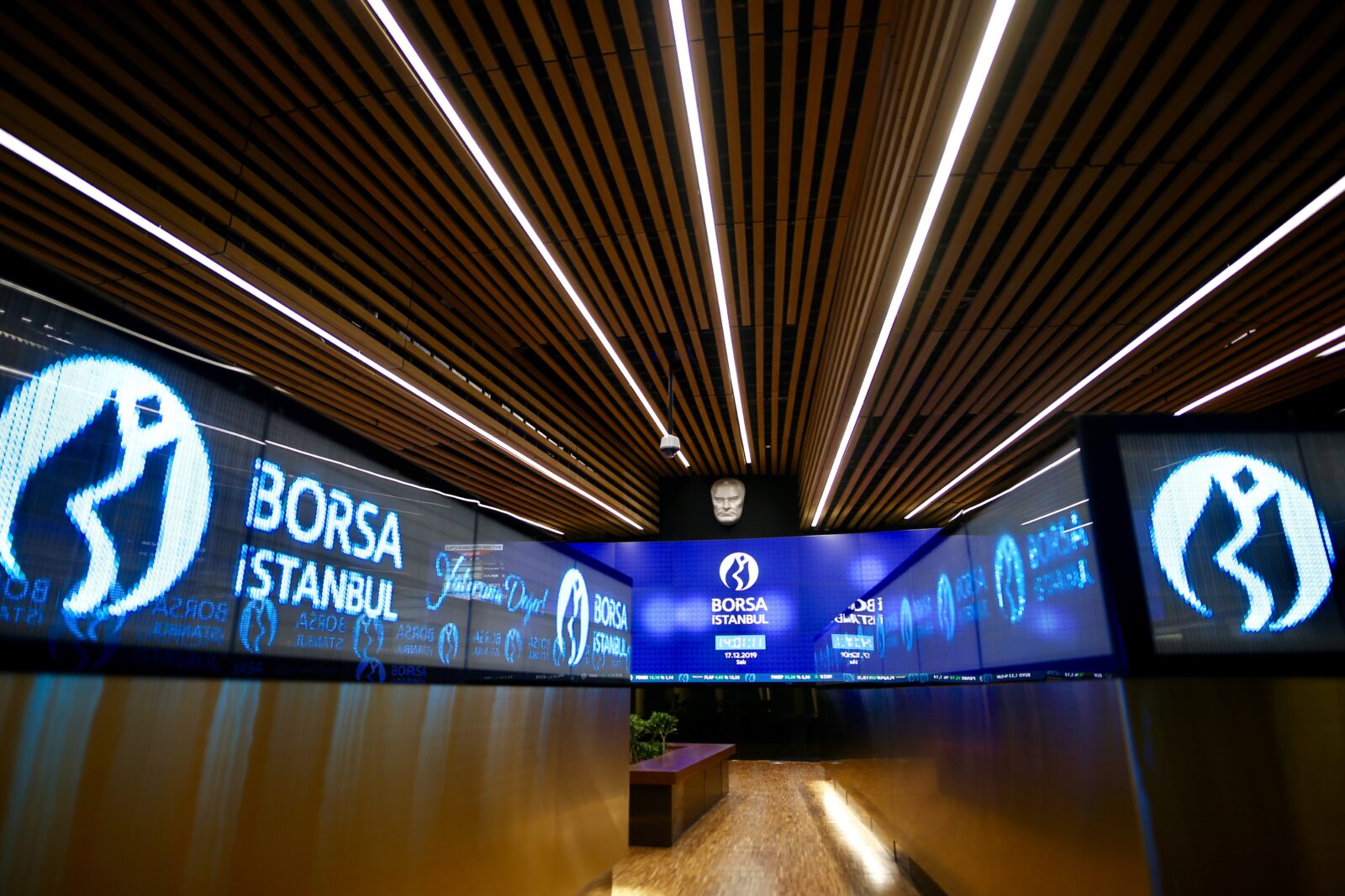 Türkiye's stock exchange sees modest growth—here are top-performing sectors in January