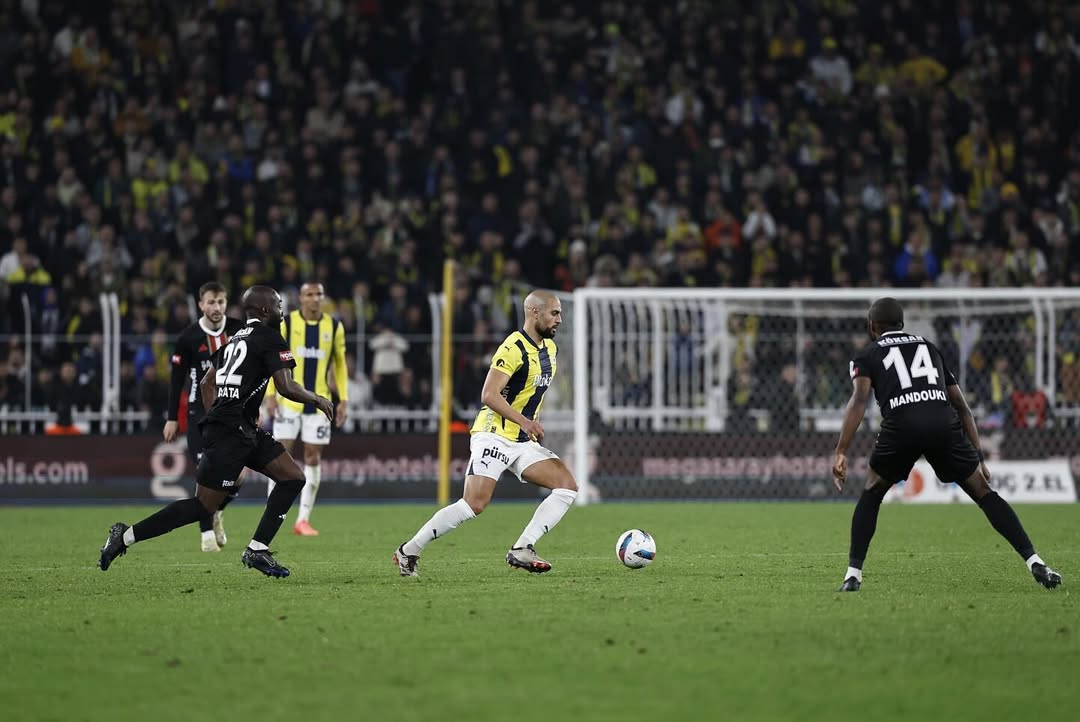 Sofyan Amrabat in action during Fenerbahce