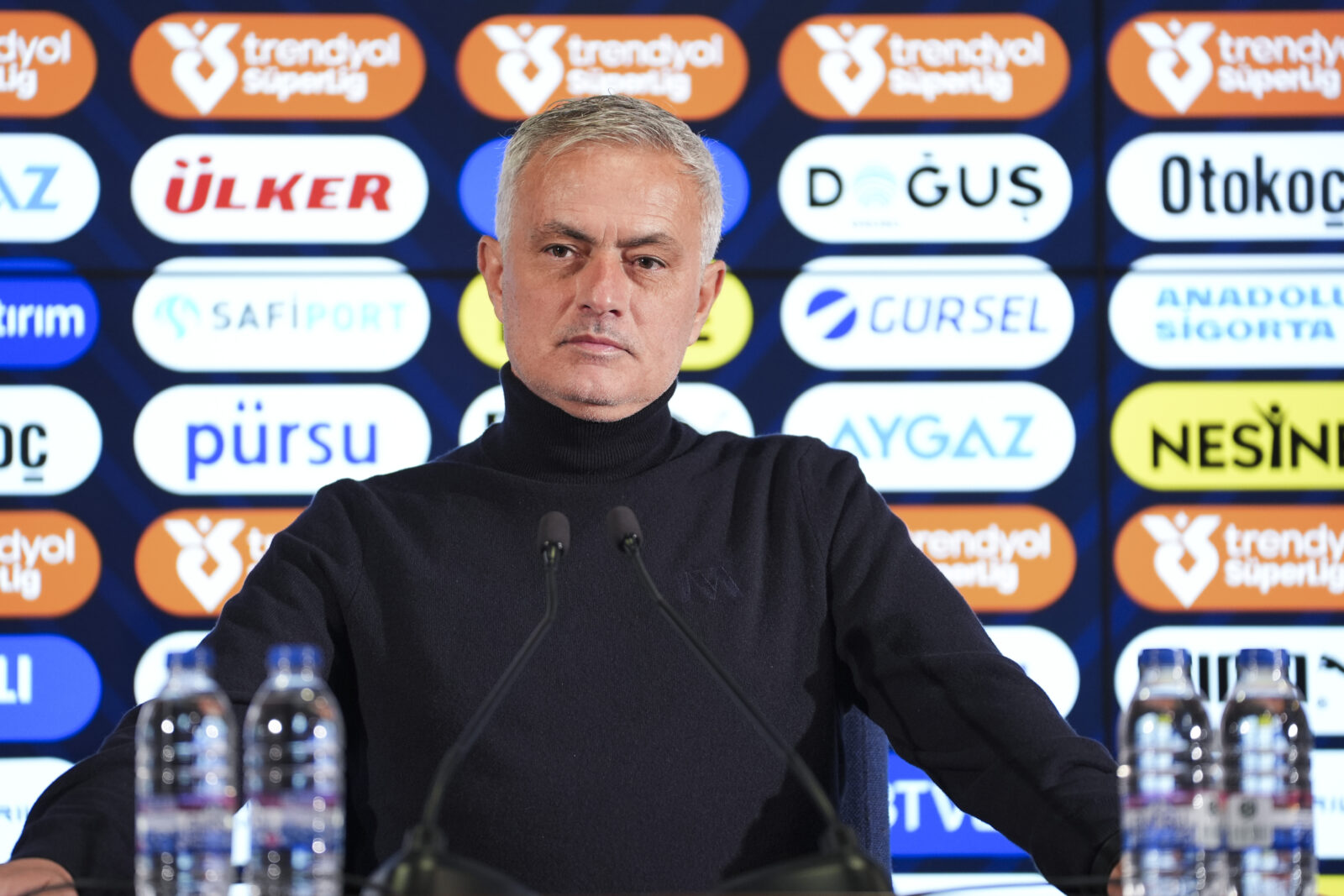 Cassano slams Mourinho's football, Totti defends his winning approach