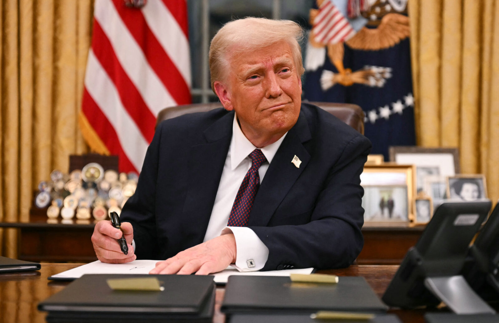 U.S. President Donald Trump signs executive orders in the Oval Office of the White House in Washington, DC, on January 20, 2025. (AFP Photo)