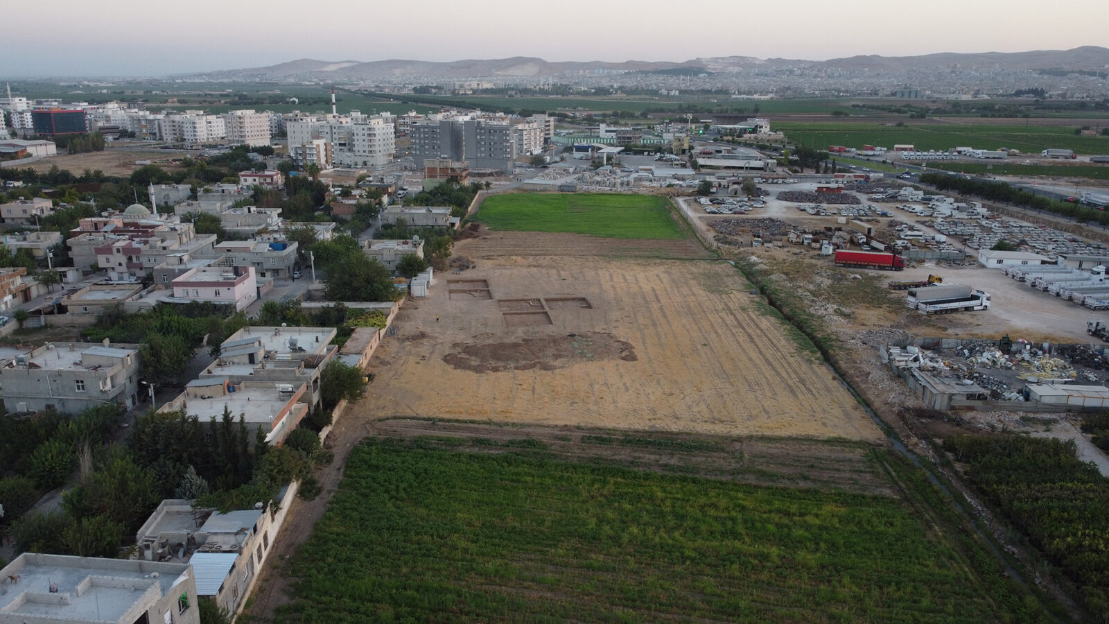An ongoing archaeological excavation at Gurcutepe, Sanliurfa, Türkiye, showcasing researchers working on the site. (Photo via Stone Mounds Project)