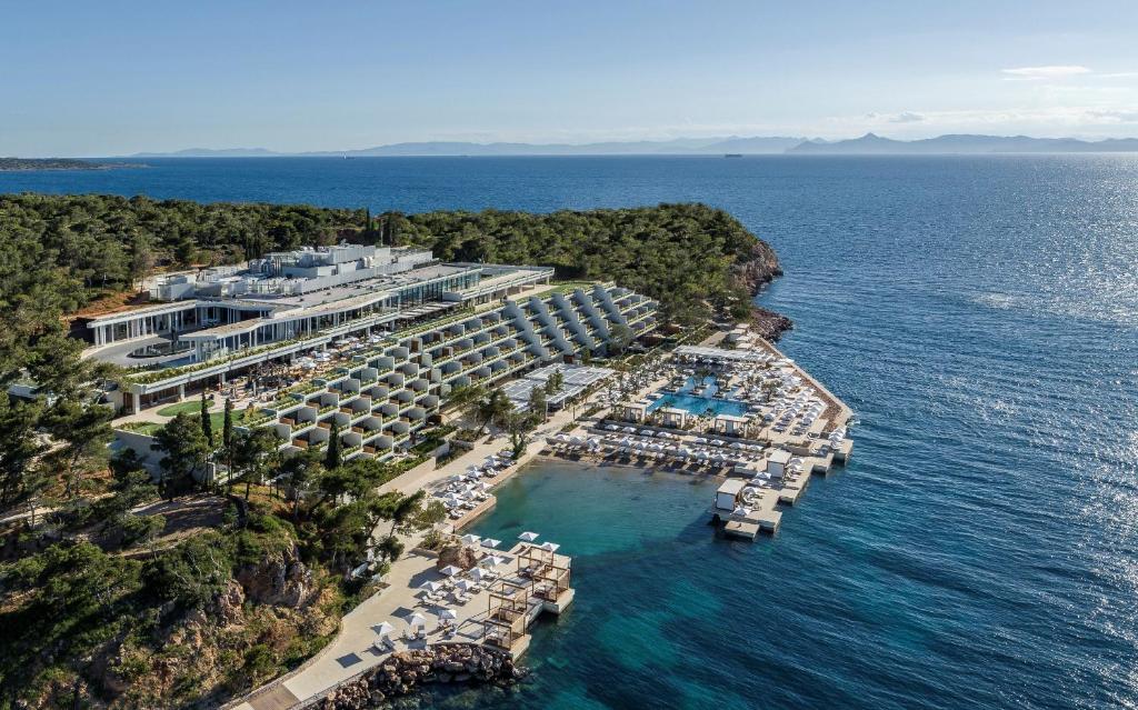 Türkiye’s largest shipping company moves to Greece, while tourism giant exits