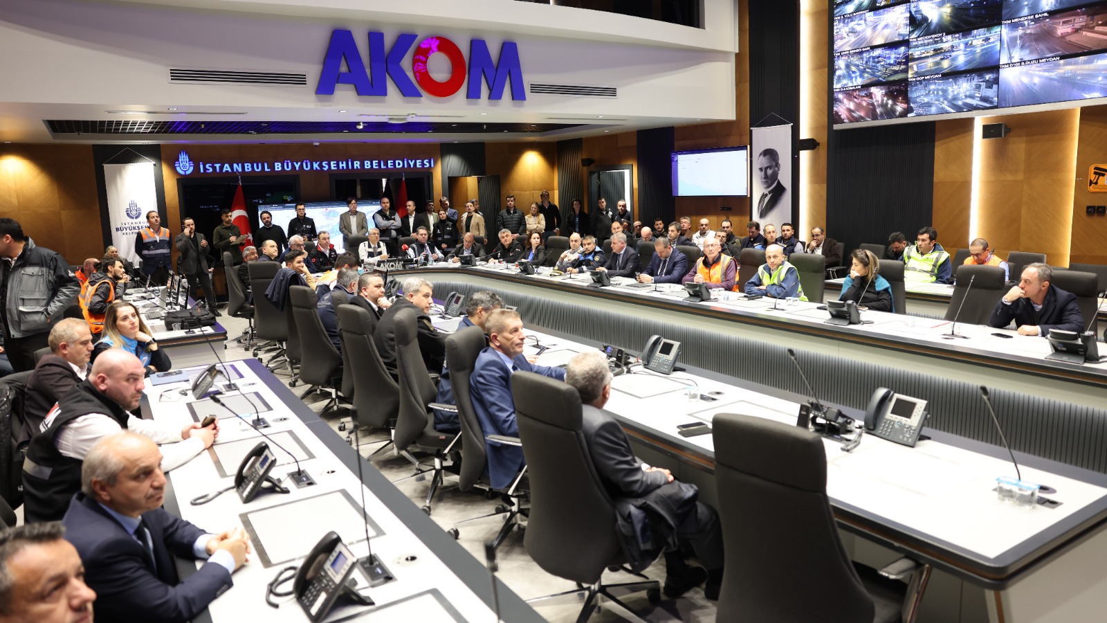 City workers and emergency teams in Istanbul conduct a preparedness drill under AKOM