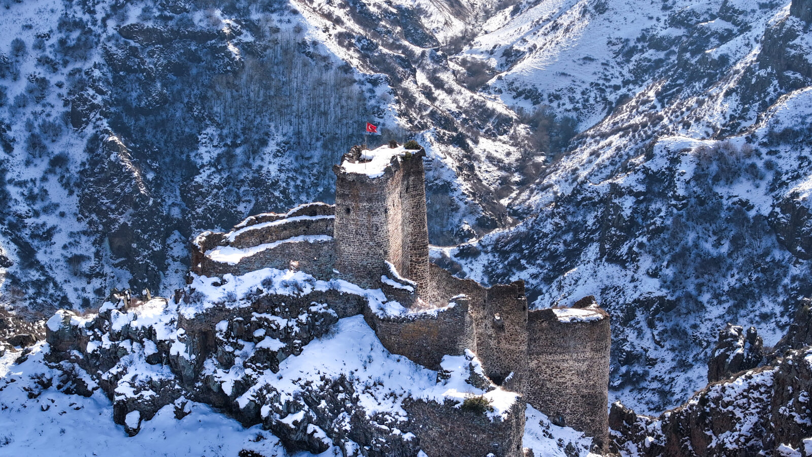 Aerial view of Seytan Castle, built on steep cliffs in Cildir, Ardahan, Türkiye.