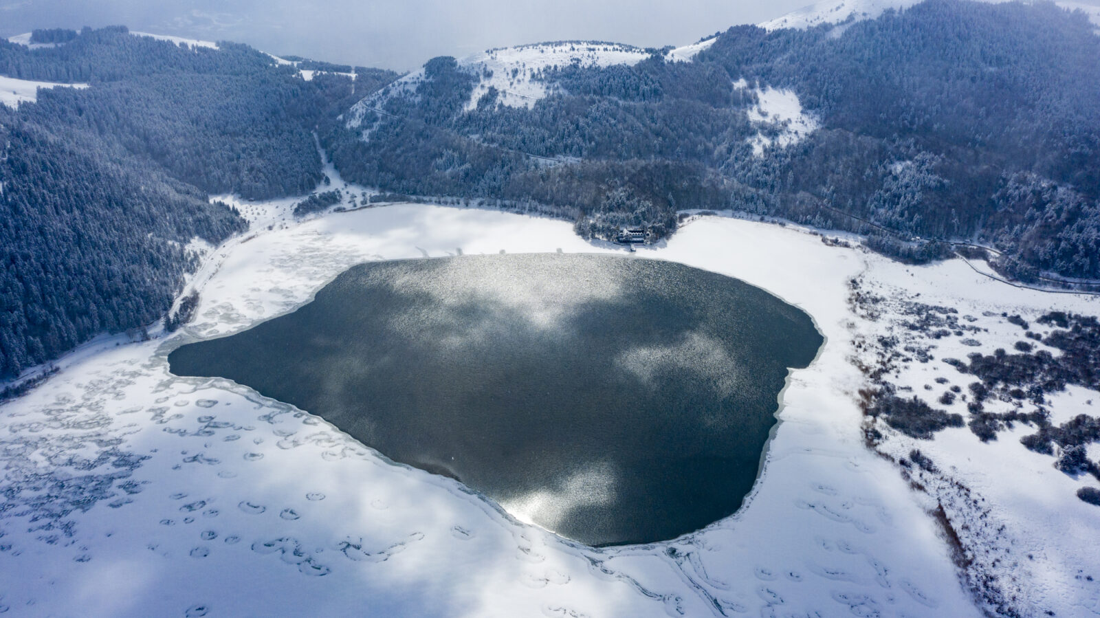 A snowy aerial view of Lake Abant National Park in Mudurnu, Bolu, Türkiye.