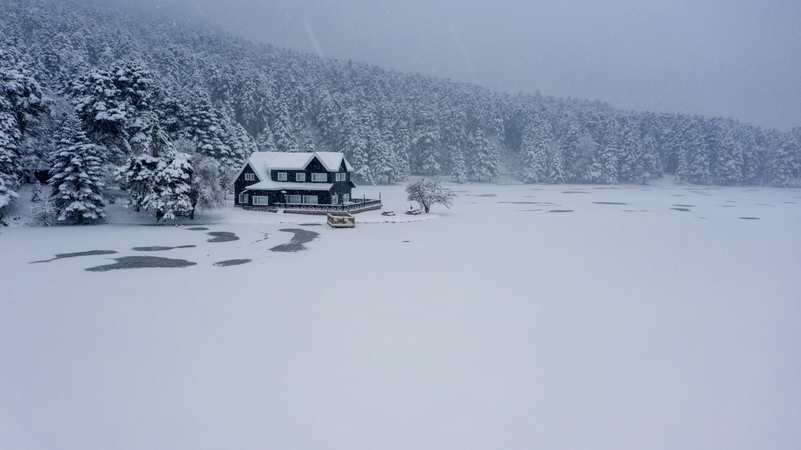 A snowy aerial view of Golcuk Nature Park in Bolu, Türkiye, during winter.