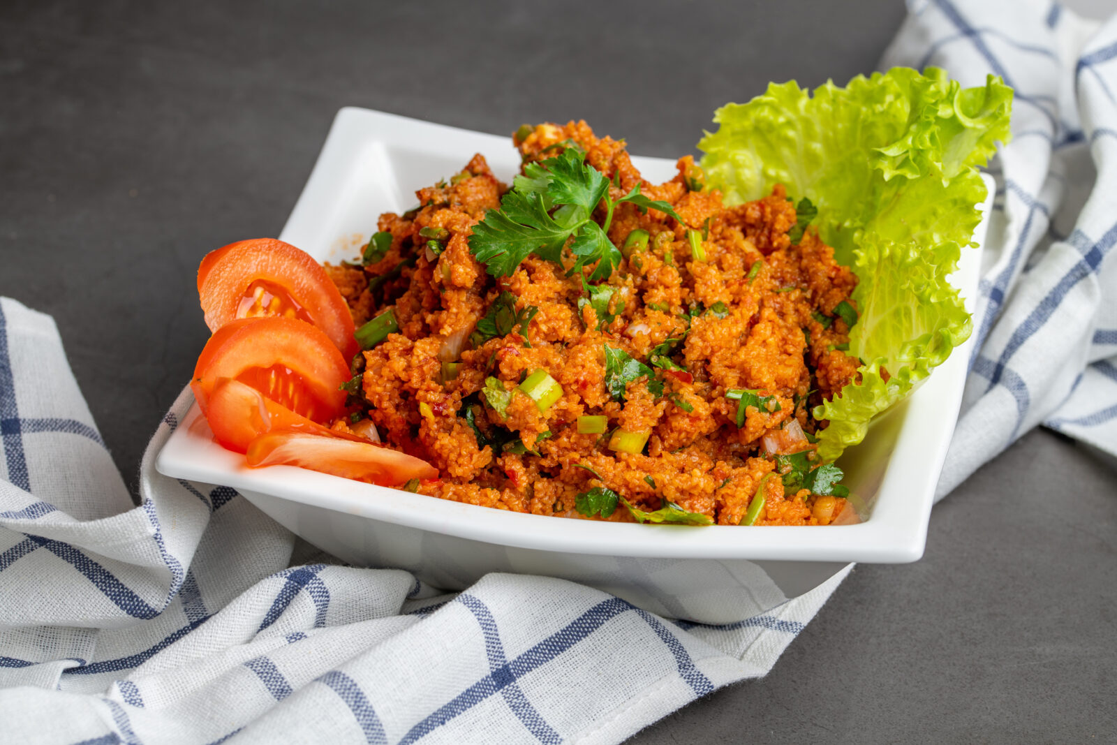 Traditional Turkish kisir salad with bulgur, tomatoes, parsley, and lettuce, commonly served as a light iftar dish.