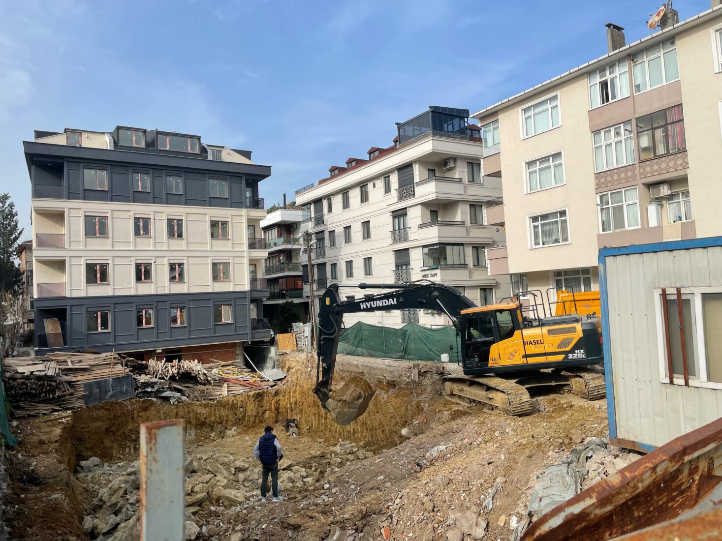 A scene showing the disregard for occupational safety during foundation excavation in Istanbul