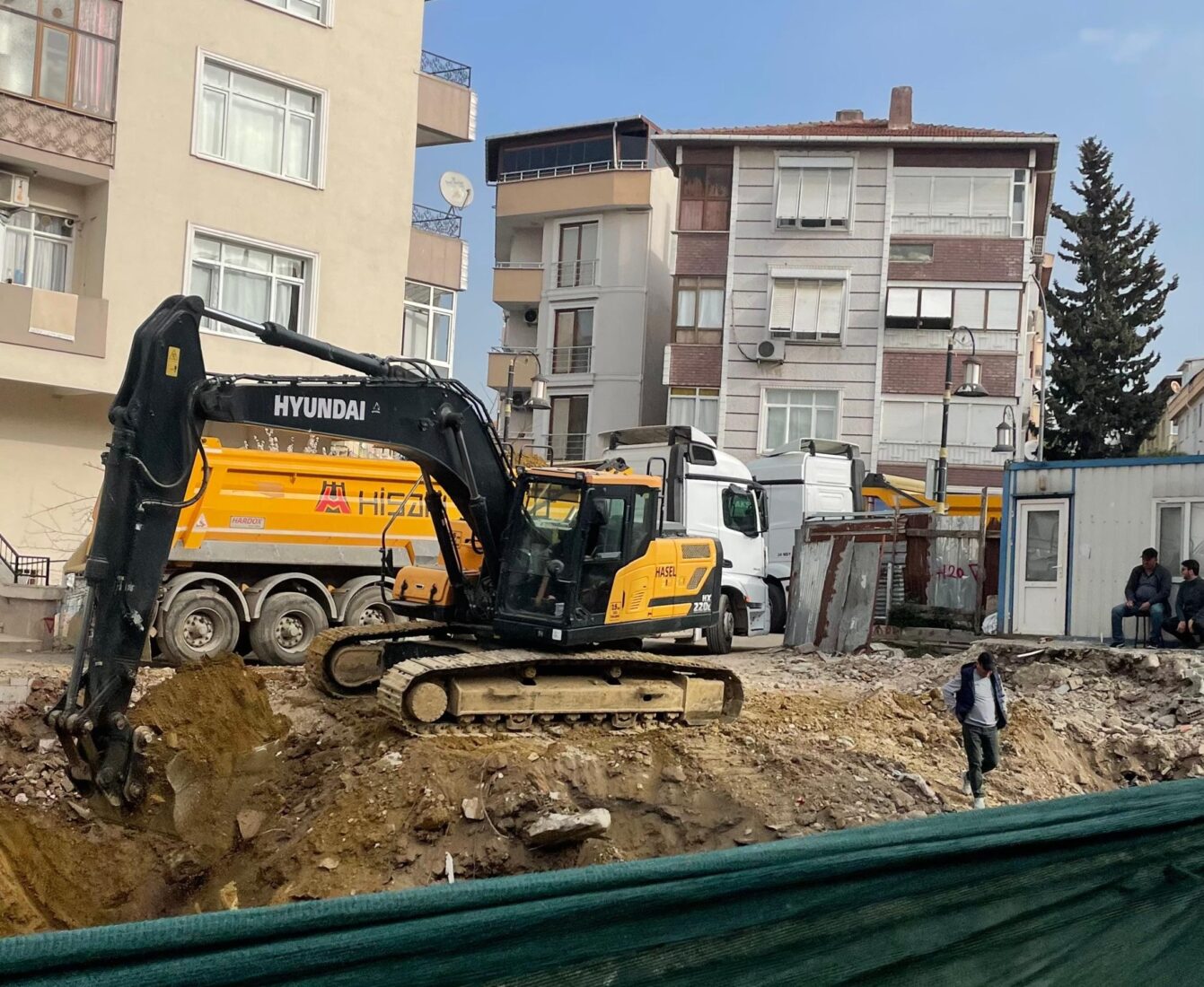 A scene showing the disregard for occupational safety during foundation excavation in Istanbul