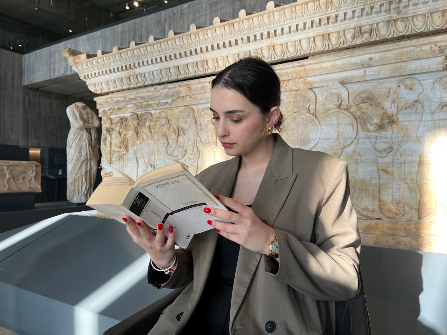 A participant reading Homer