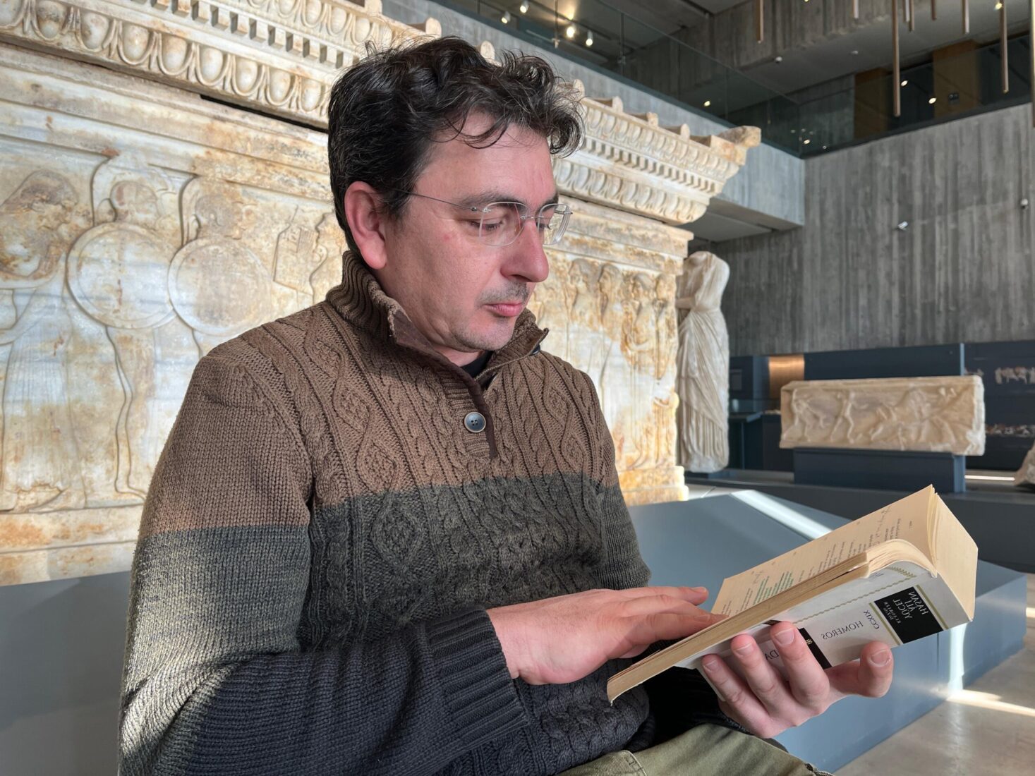 A participant reading Homer