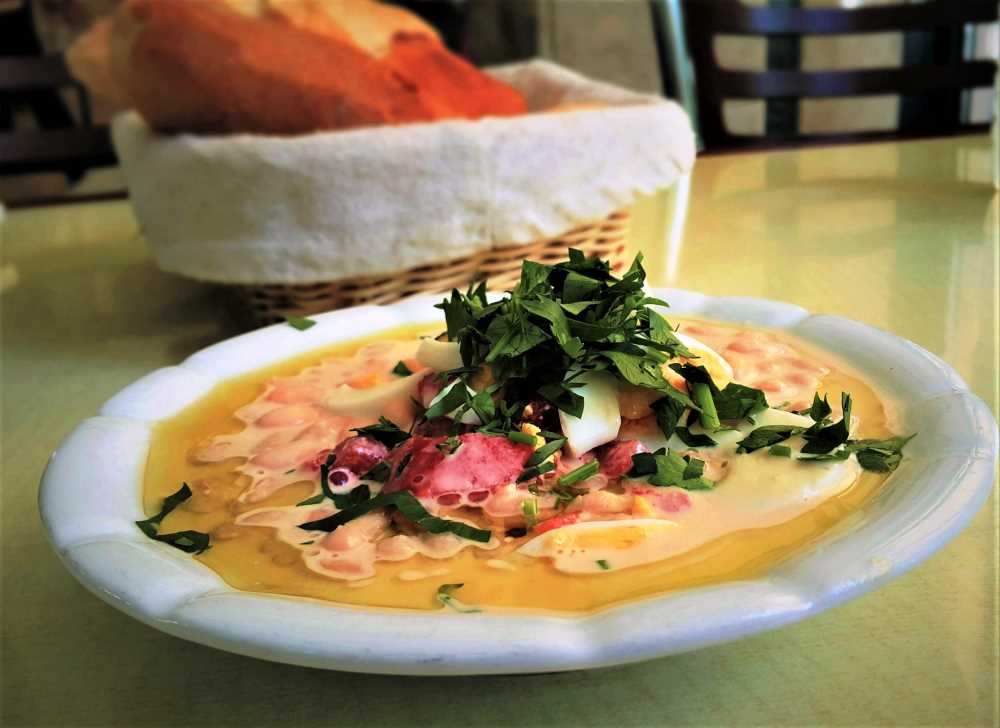 Antalya-style piyaz served with parsley