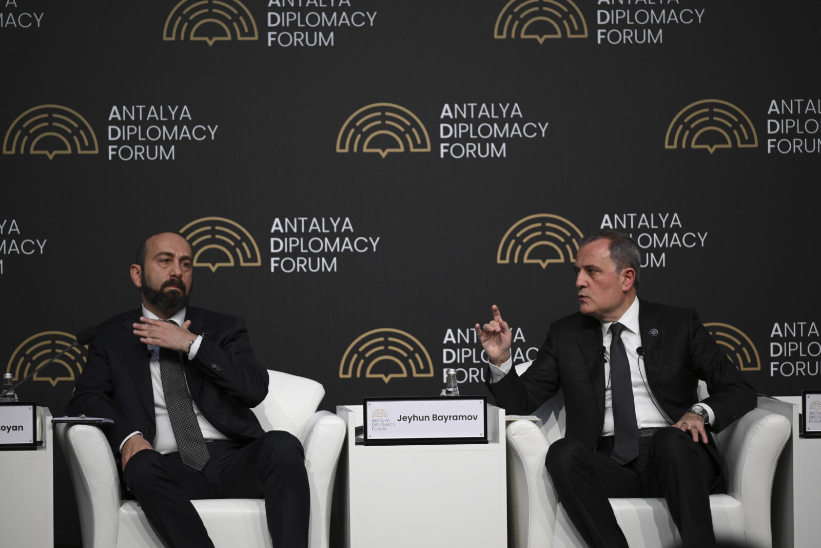 Baku urges Armenia, France to prevent burning of Turkish, Azerbaijani flags