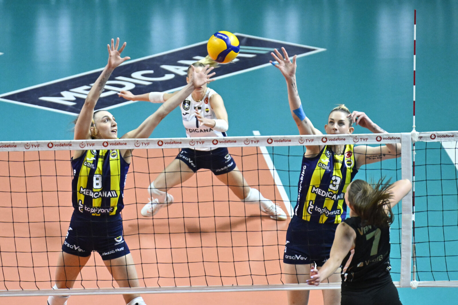 Asli Kalac (8) and Magdalena Stysiak (3) contest a point against VakifBank’s Reene Van (7),