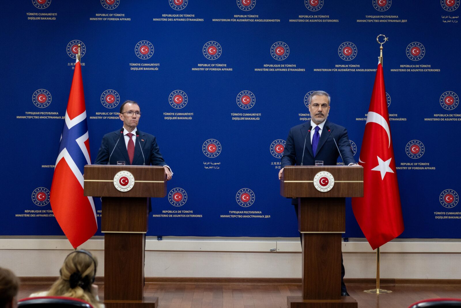 Foreign Minister Hakan Fidan (R) and Norwegian Foreign Minister Espen Barth Eide (L) attend a joint press conference in Ankara