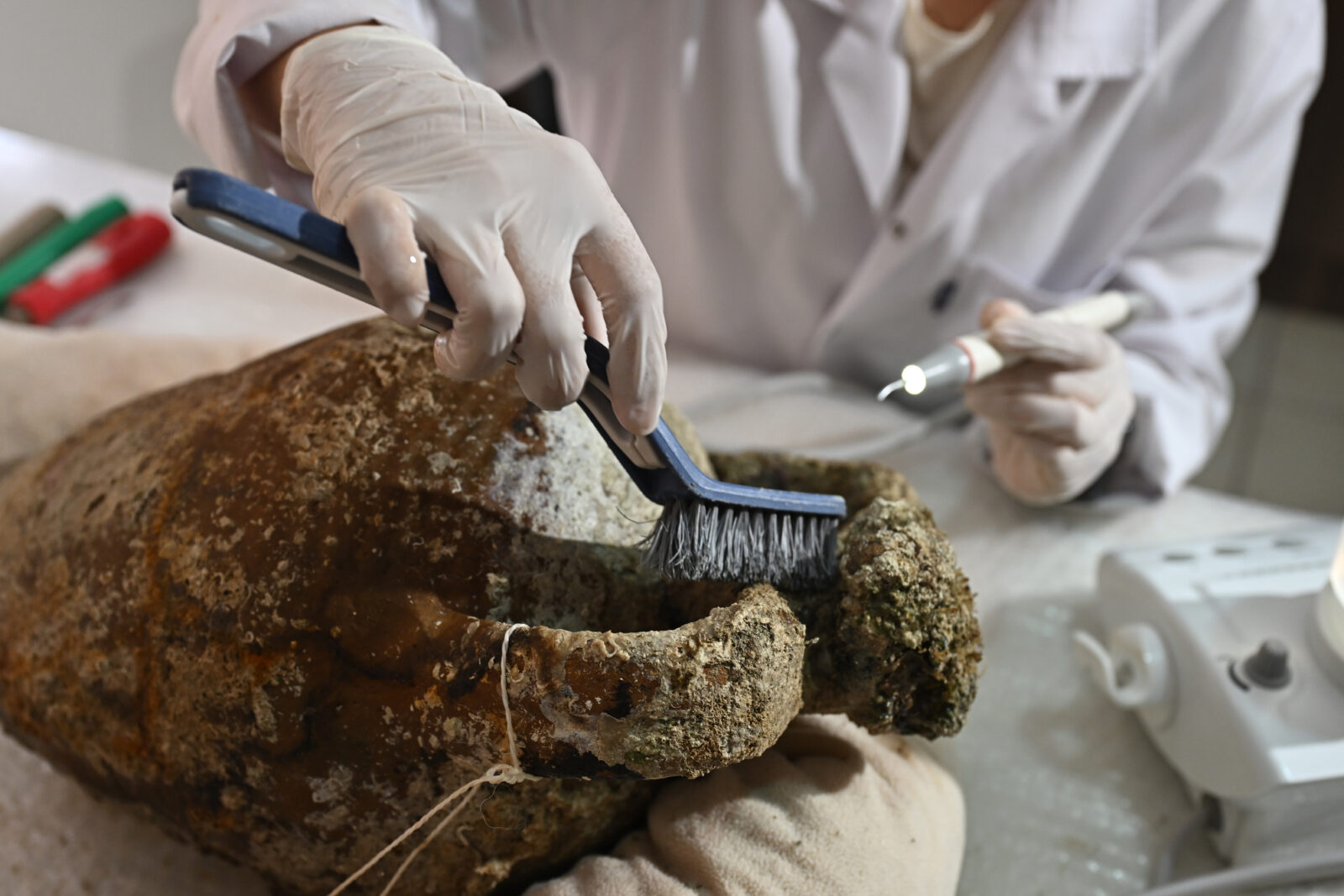 1100 year old unopened amphora found in shipwreck