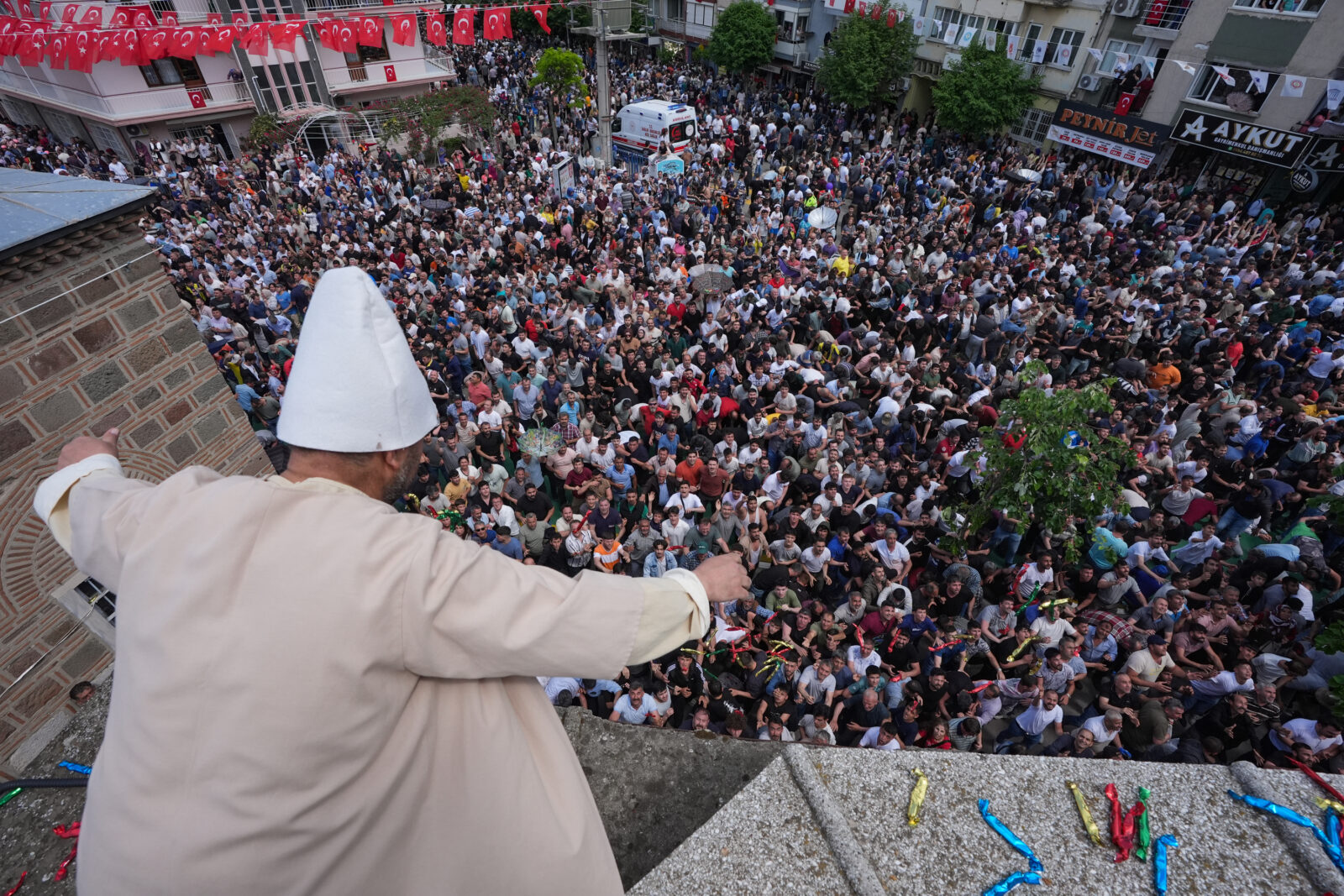 Centuries-old Turkish festival showers people with mesir paste in Manisa