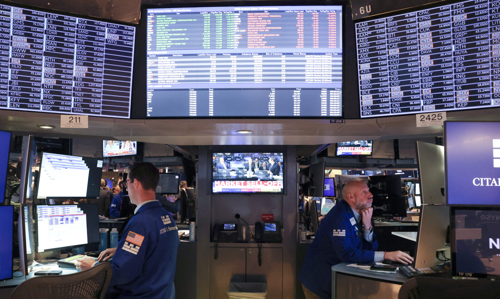 Wall Street rebounds sharply, surging over 3% in opening