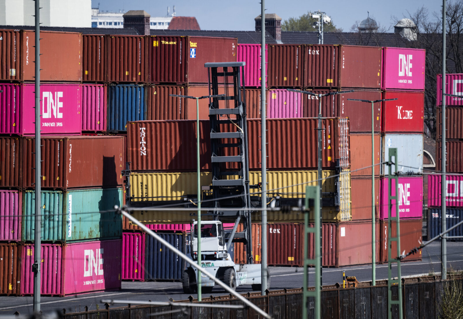 European Central Bank extends rate-cut path in April, slashes 25 basis points