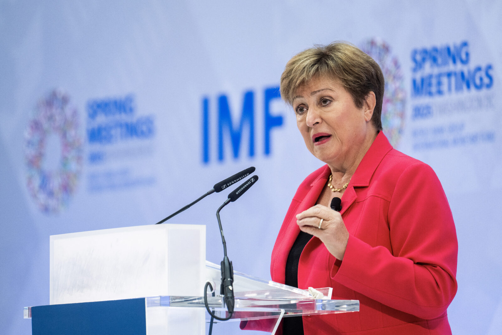 Global growth to slow, but recession unlikely: IMF