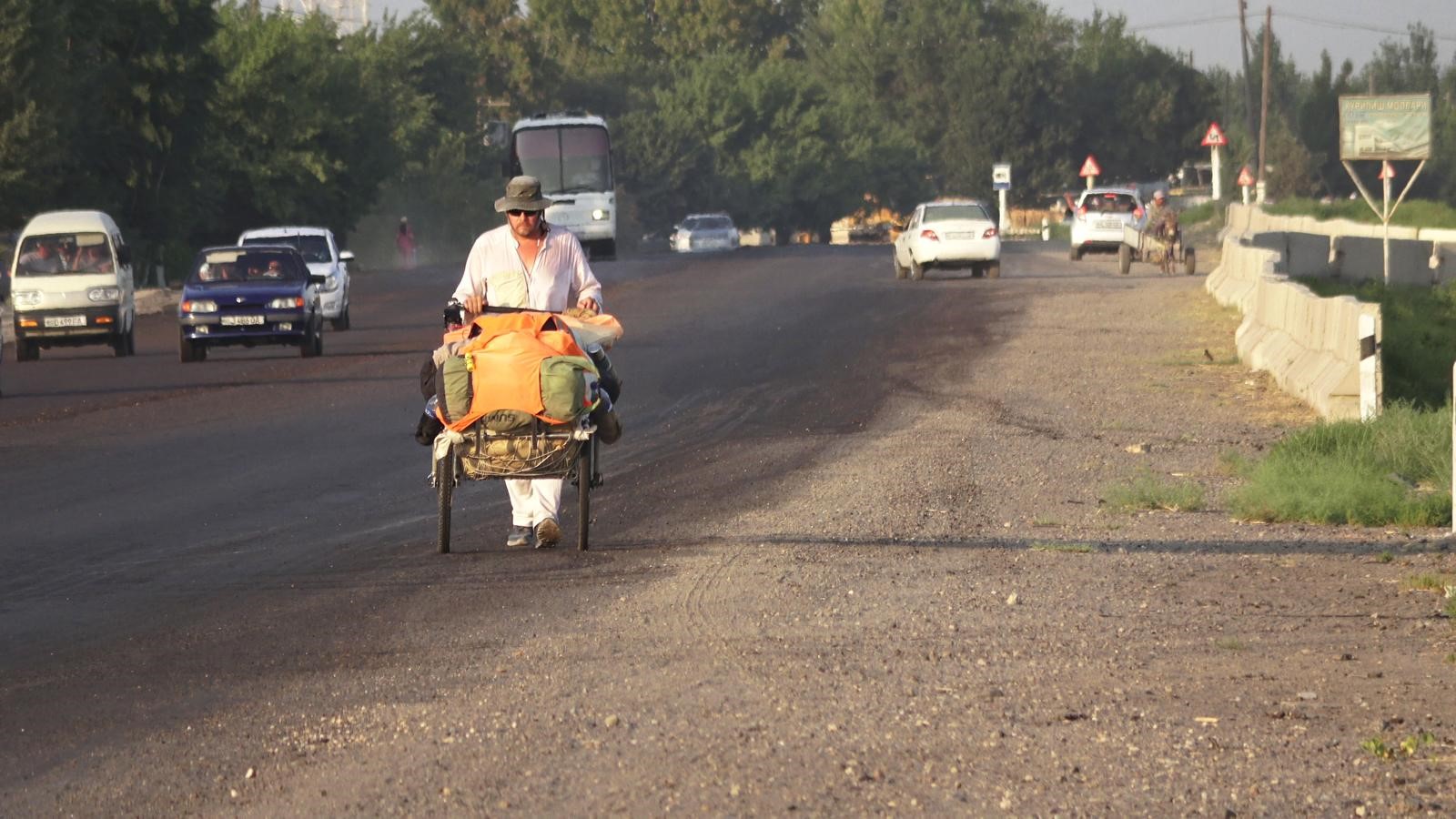 Karl Bushby walking on his world tour that began in Chile in 1998