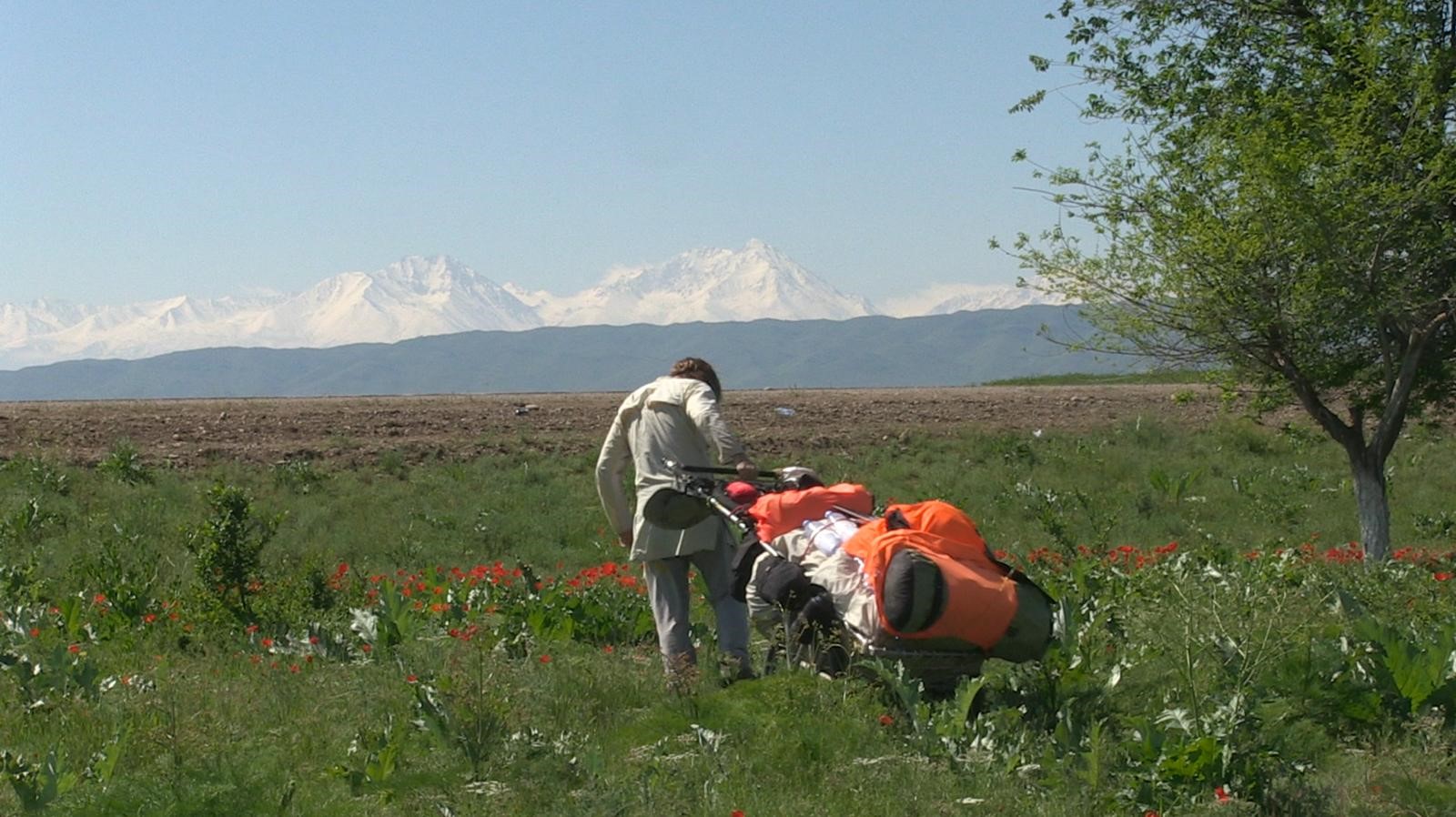 Karl Bushby walking on his world tour that began in Chile in 1998