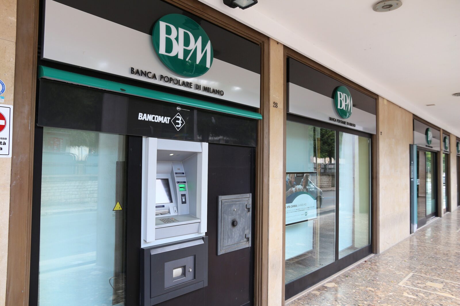 Italy's UniCredit pushes ahead with BPM and Commerzbank deals