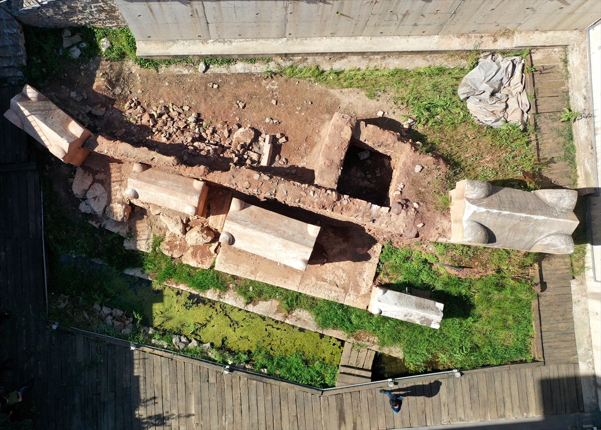 Aerial view of sarcophagi belonging to a Roman soldier and family in Nicomedia, Türkiye.