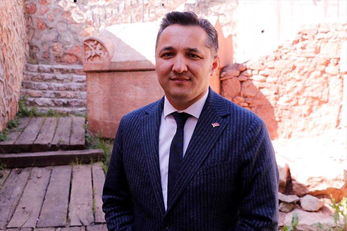 Serkan Geduk, the then-director of the Kocaeli Museum